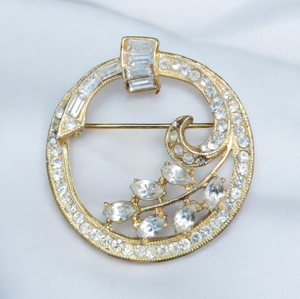 Gorgeous Vintage Gold Rhinestone Circle Pin